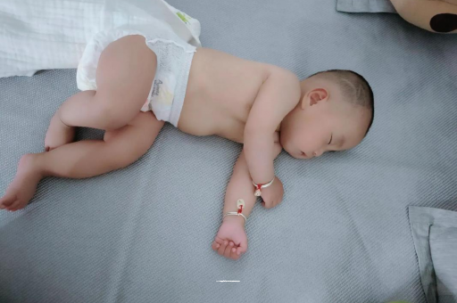 宁国三个月宝宝抬头不稳